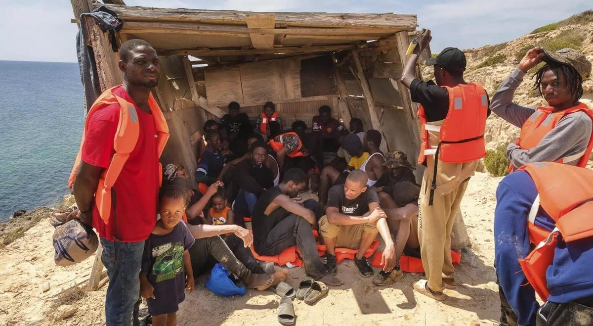 Die Migranten suchen in einem Verschlag an der Küste von Formentera ein wenig Schatten.