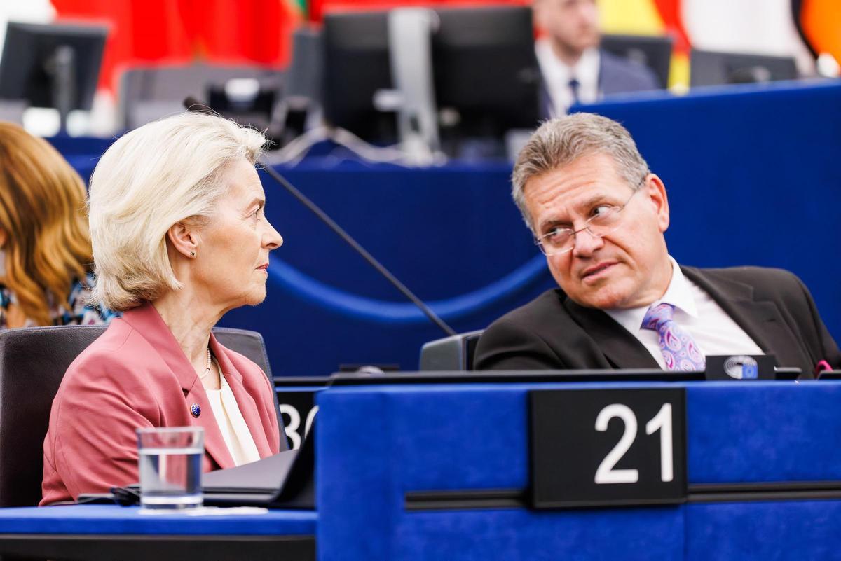 La prsidenta de la Comisión Europea, Ursula von der Leyen, y el comisario de Comercio, Maros Sefcovic.