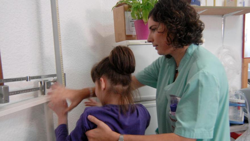 Imagen de archivo de una enfermera escolar en un centro de alumnos con discapacidad que dispone de un profesional de la salud en horario escolar.