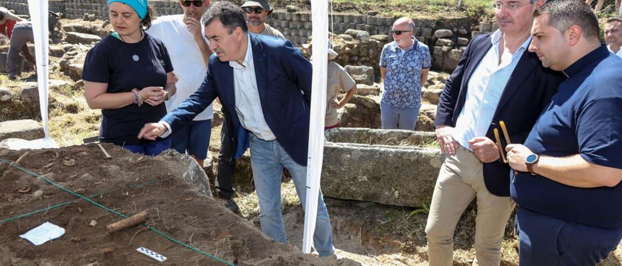 Román Rodríguez examina los restos exhumados en presencia de Cacabelos (2º dcha). |   // FDV