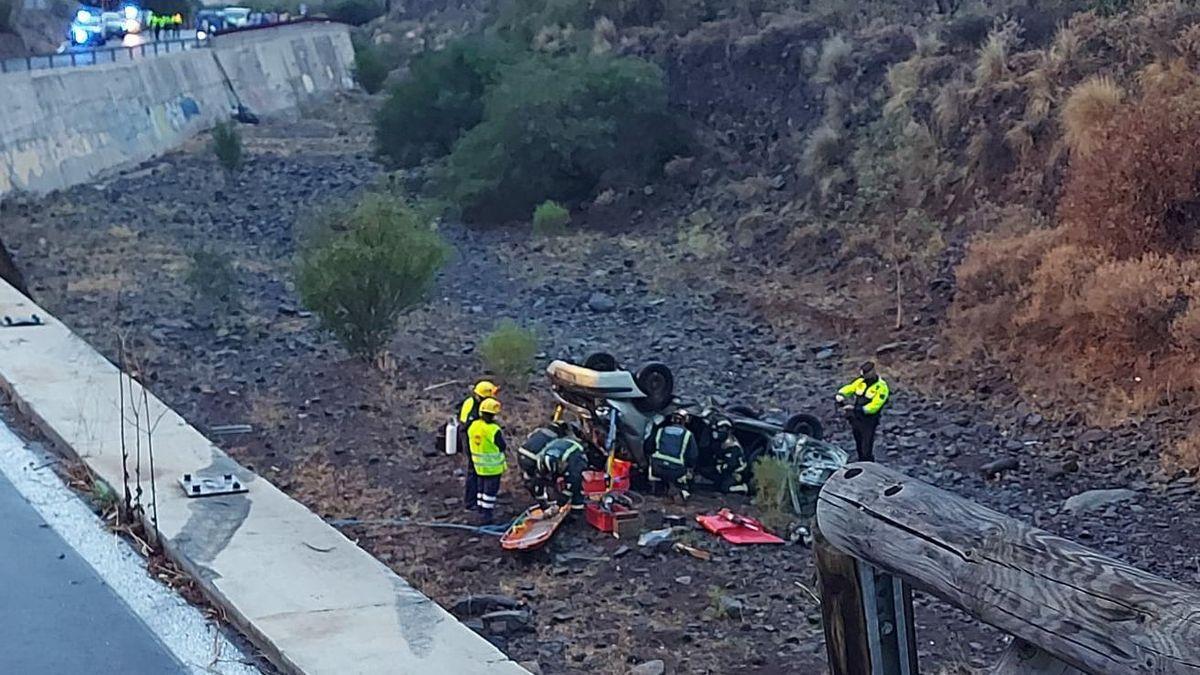 Se precipitan por un barranco de Tenerife con un turismo