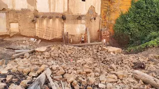 Una pared se derrumba de madrugada en la plaza Bollos de Hito de Toro
