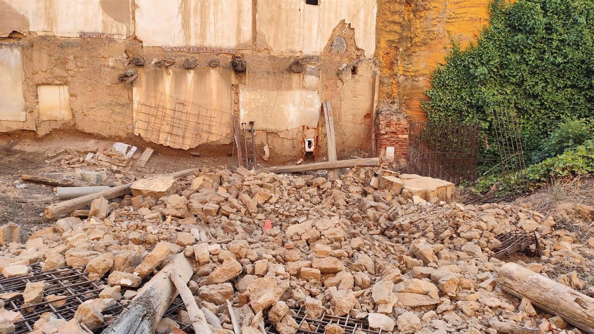 Vista de la pared que se ha derrumbado en la plaza Bollos de Hito de Toro.