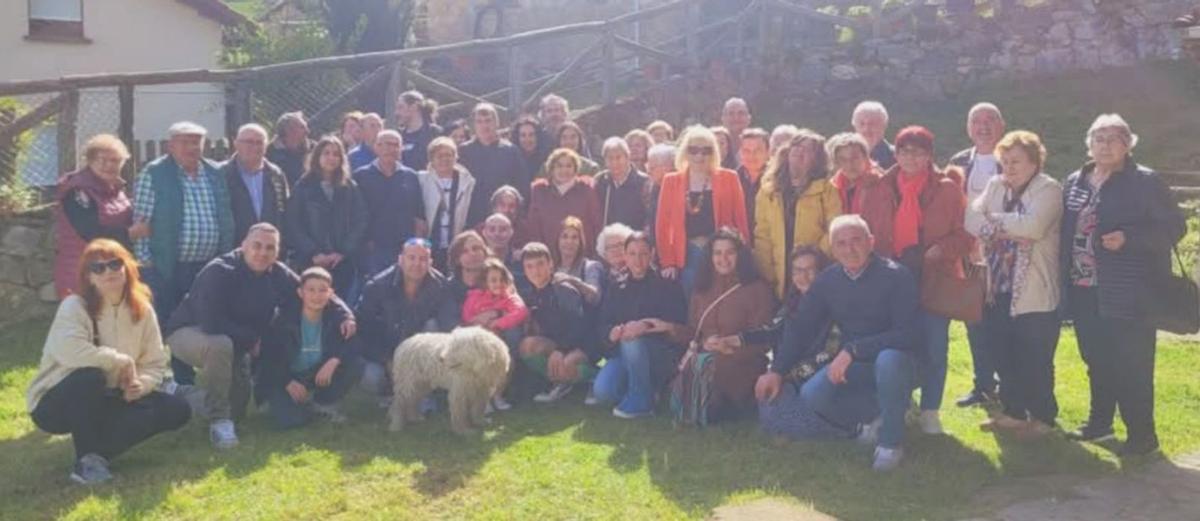 Los asistentes al encuentro familiar en Lena. | F. D.