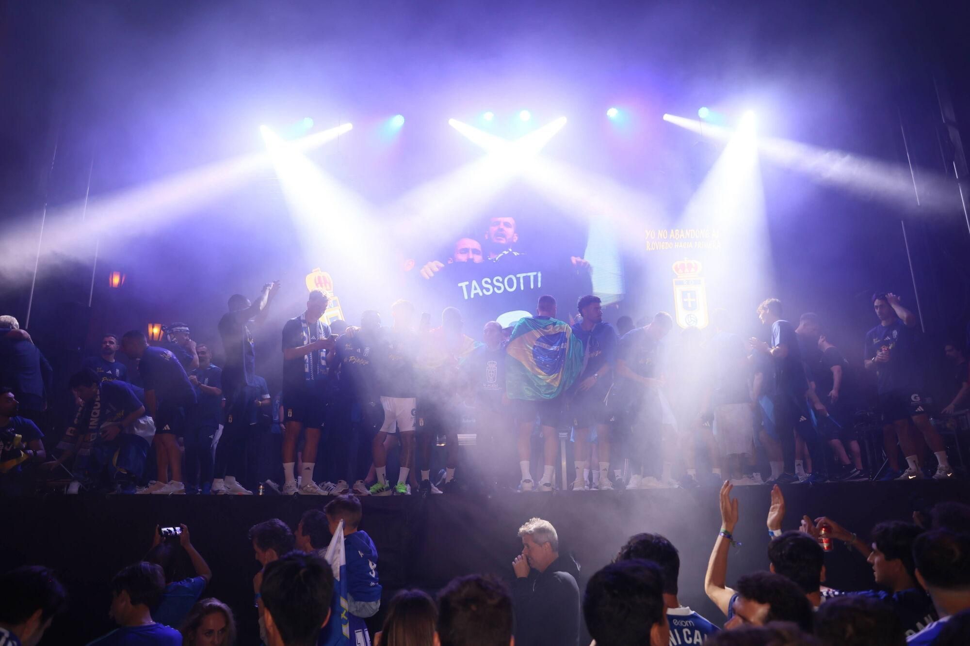 Así se celebró el ascenso del Oviedo a Primera: la afición estalla en una noche histórica