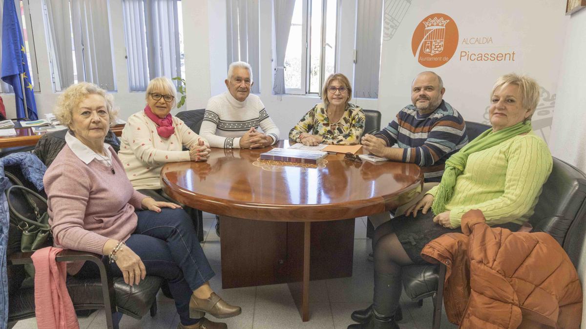 Firma del convenip entre el Ayuntamiento de Picassent y Jubilats i Pensionistes l’Om.