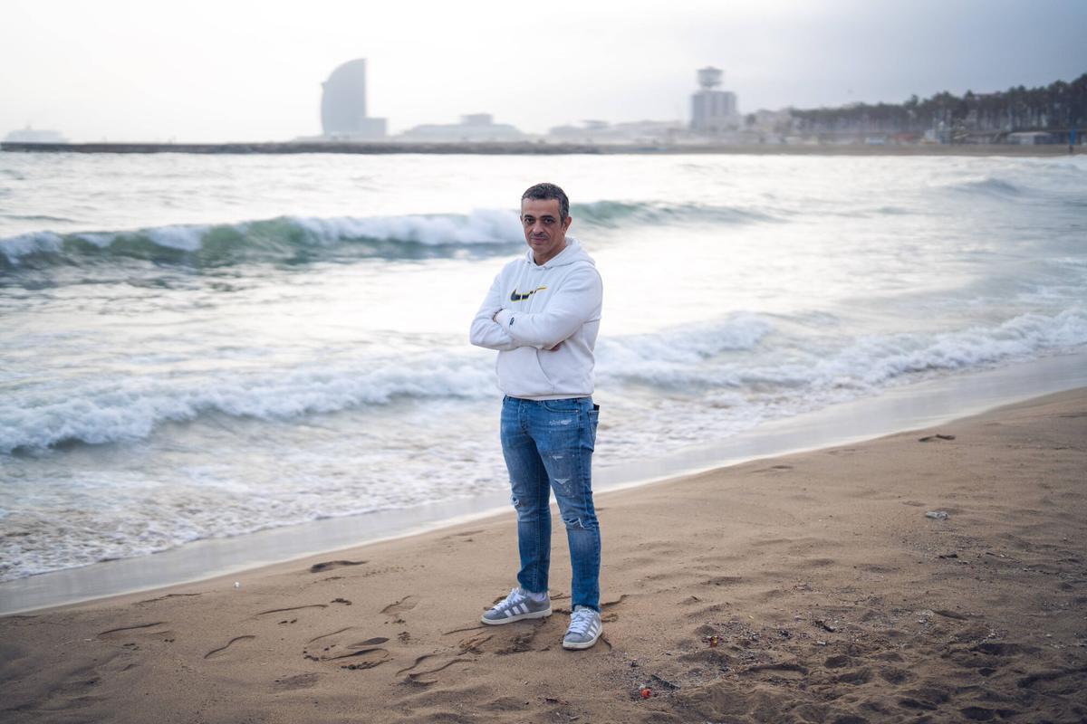 Tito Álvarez, líder del sindicato mayoritario del taxi, en el frente marítimo de Barcelona