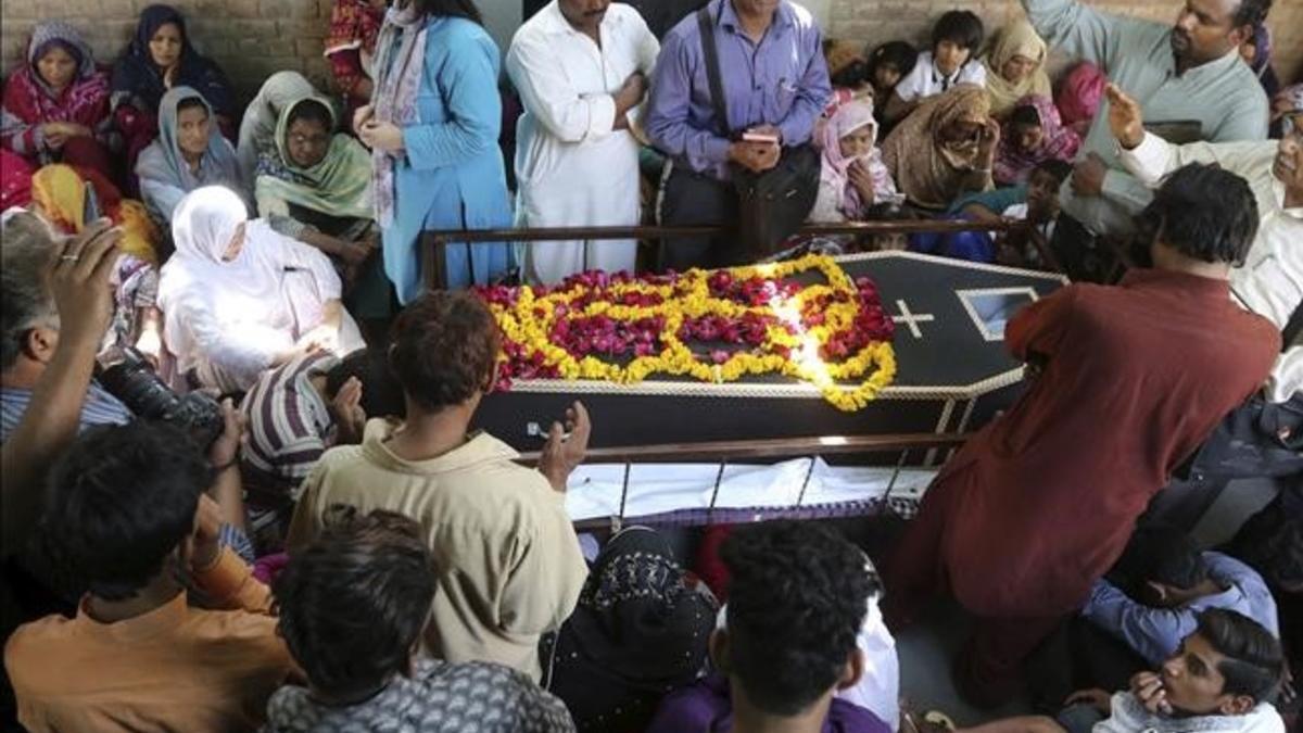 Funeral por uno de los cristianos muertos en el atentado de Lahore.