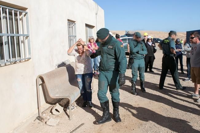 La Agencia de Protección del Medio Urbano y Natural derriba una explotación ganadera en La Oliva por orden judicial