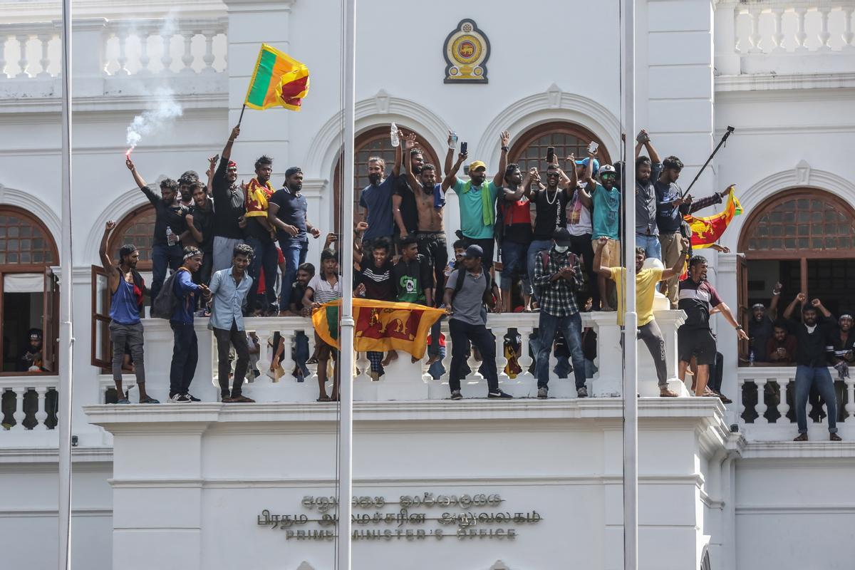 Sri Lanka decreta un toc de queda després de la revolta contra el Govern