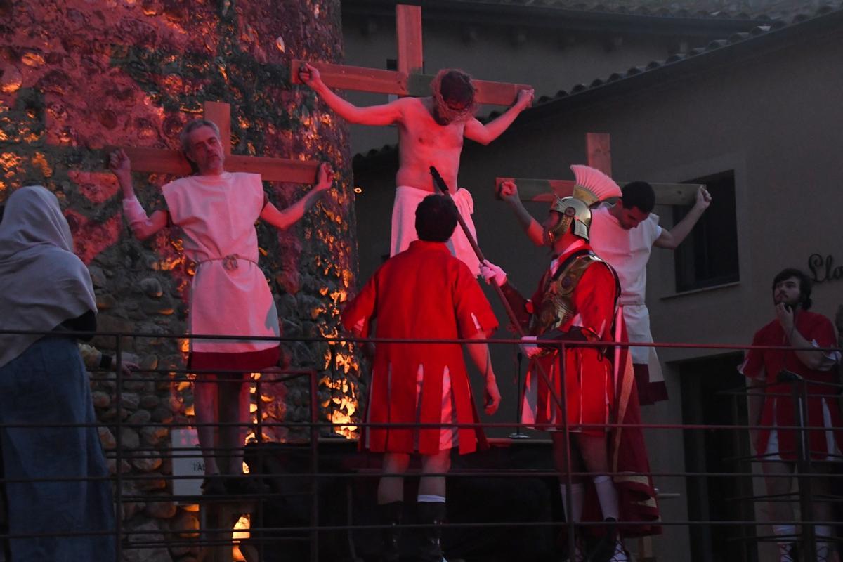 Un dels moments culminants de la representació és la crucifixió.