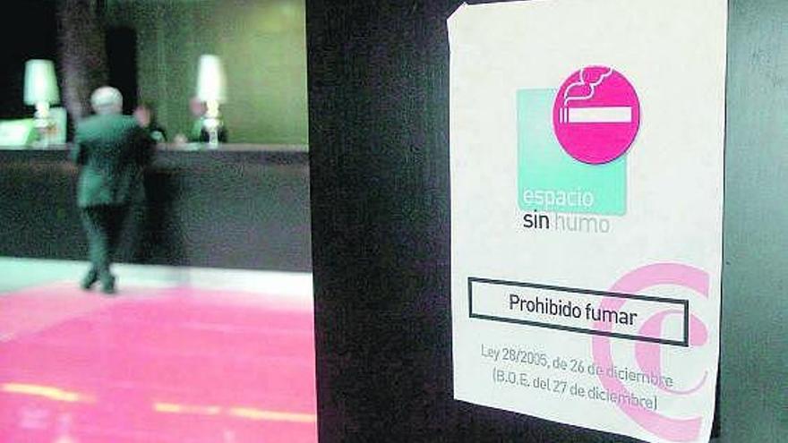 Un cartel donde se prohíbe el consumo de tabaco, a la entrada de un hotel ovetense.