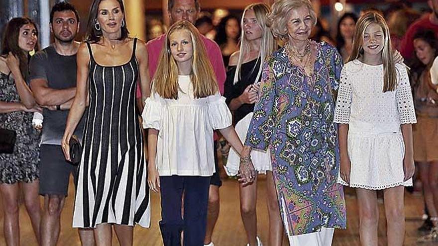 La reina Letizia, la reina doña Sofía, la princesa Leonor y la infanta Sofía, tras ver &#039;El lago de los cines&#039;.