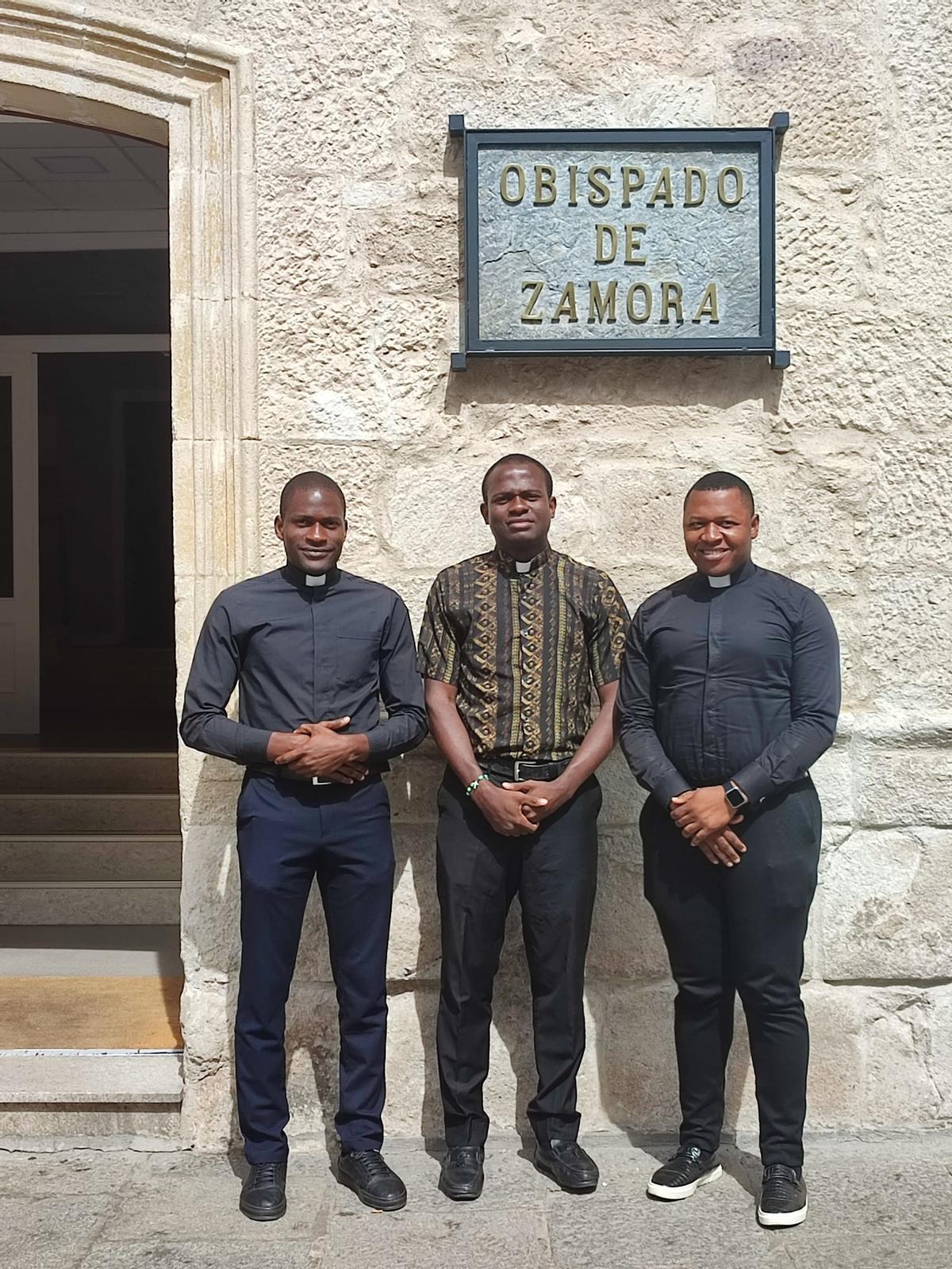 Los tres sacerdotes nigerianos