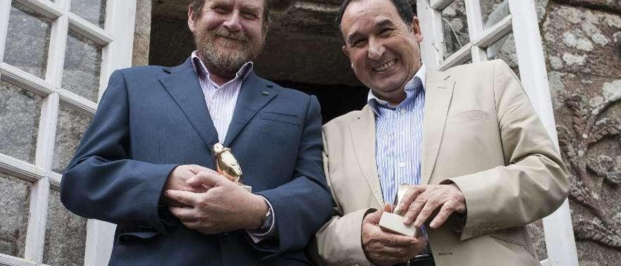 Xosé Benito Reza y Xosé Luís Axeitos tras recibir el premio en el Pazo de Moldes. // Brais Lorenzo