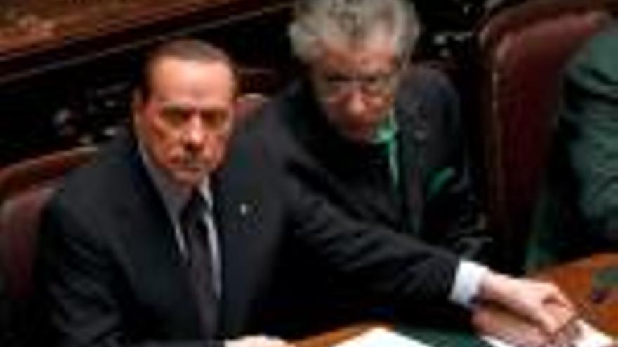 Silvio Berlusconi agafa de la mà Umberto Bossi, líder de la ultradretana Lliga Nord.
