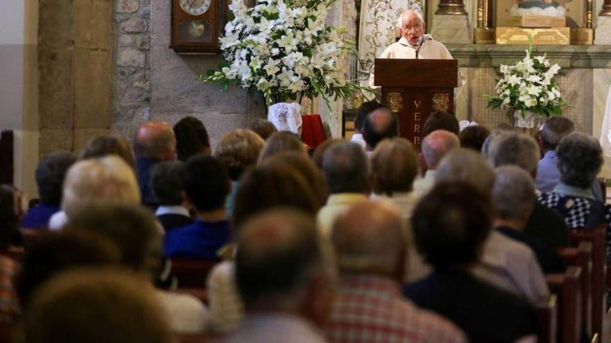 El sacerdote José Manuel Feito, en la misa celebrada ayer en Miranda.