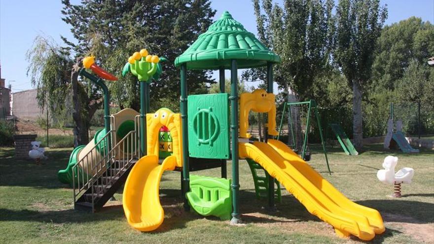 Abre el renovado parque infantil con nuevos juegos