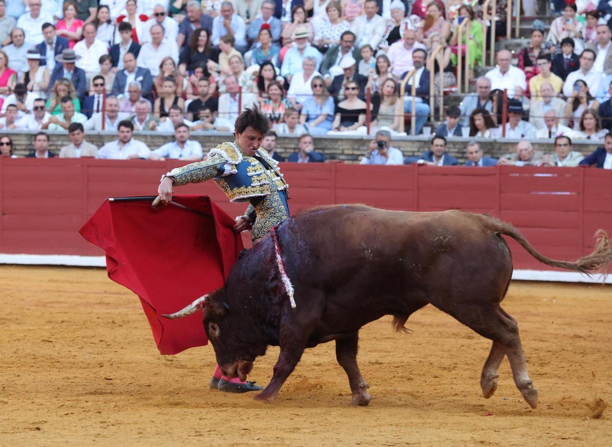 Roca Rey pasea a su primer toro.