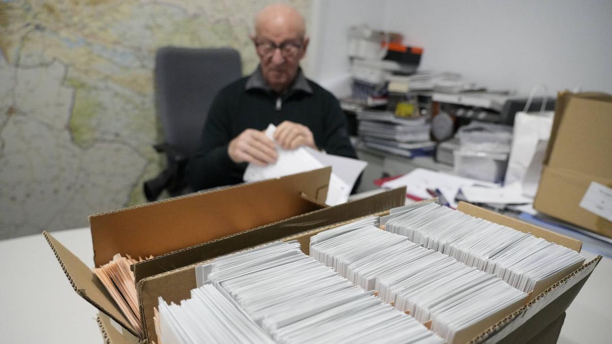 Un militante prepara el material de la campaña electoral.