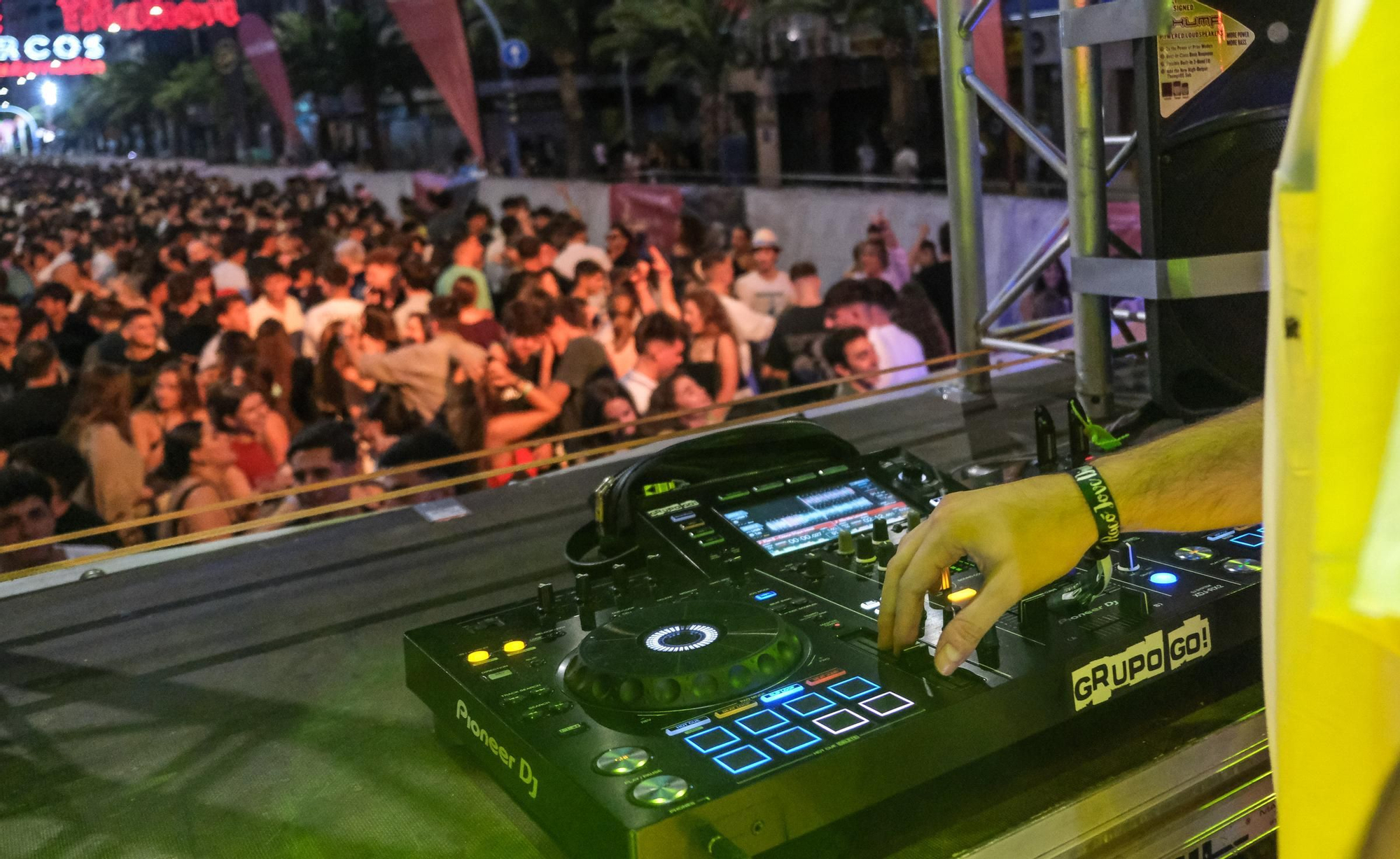 Galería de fotos: así es salir de fiestas en Hogueras de Alicante