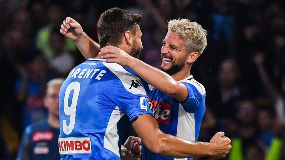 Mertens se abraza con Fernando llorente tras anotar el segundo gol.