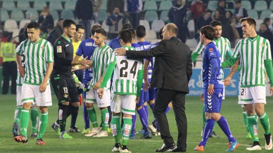 Pepe Mel felicita a Rubén Castro al término del partido de ayer.