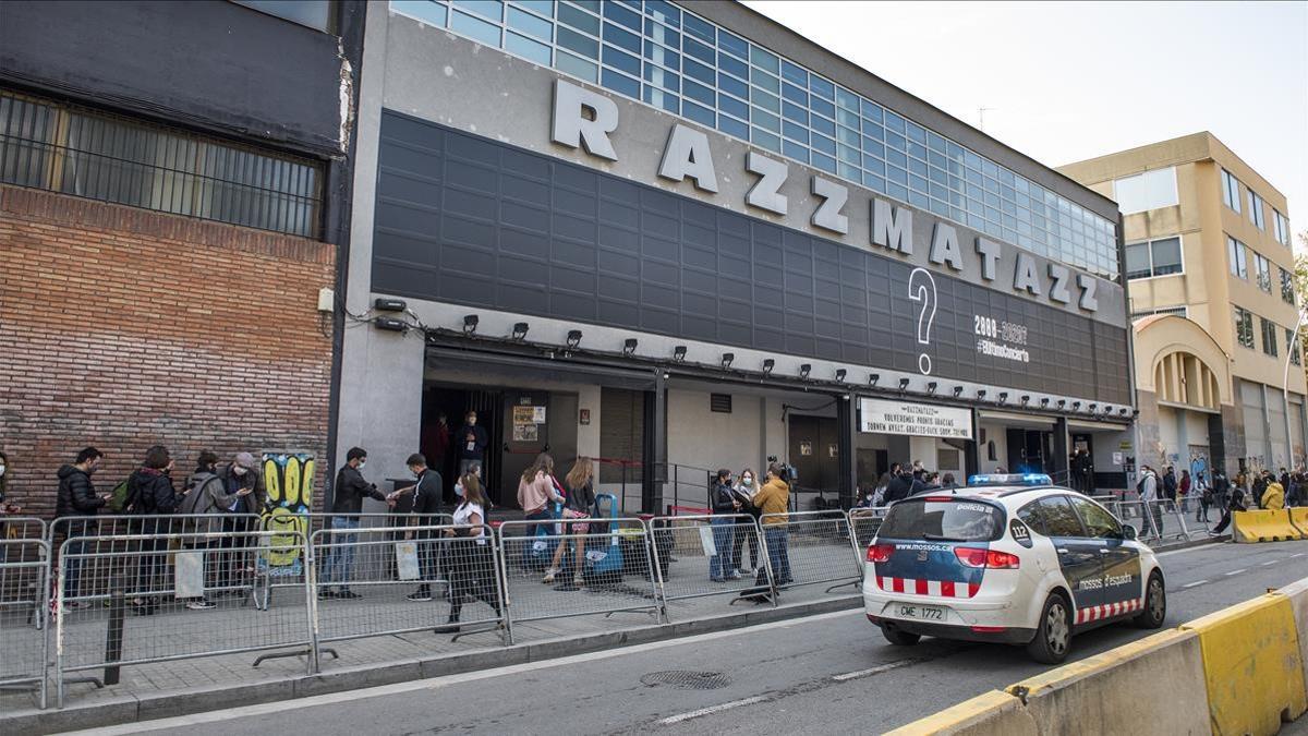 Cola en el exterior de Razzmatazz para entrar a la sala y someterse a test de antígenos, a las 10.30 de la mañana