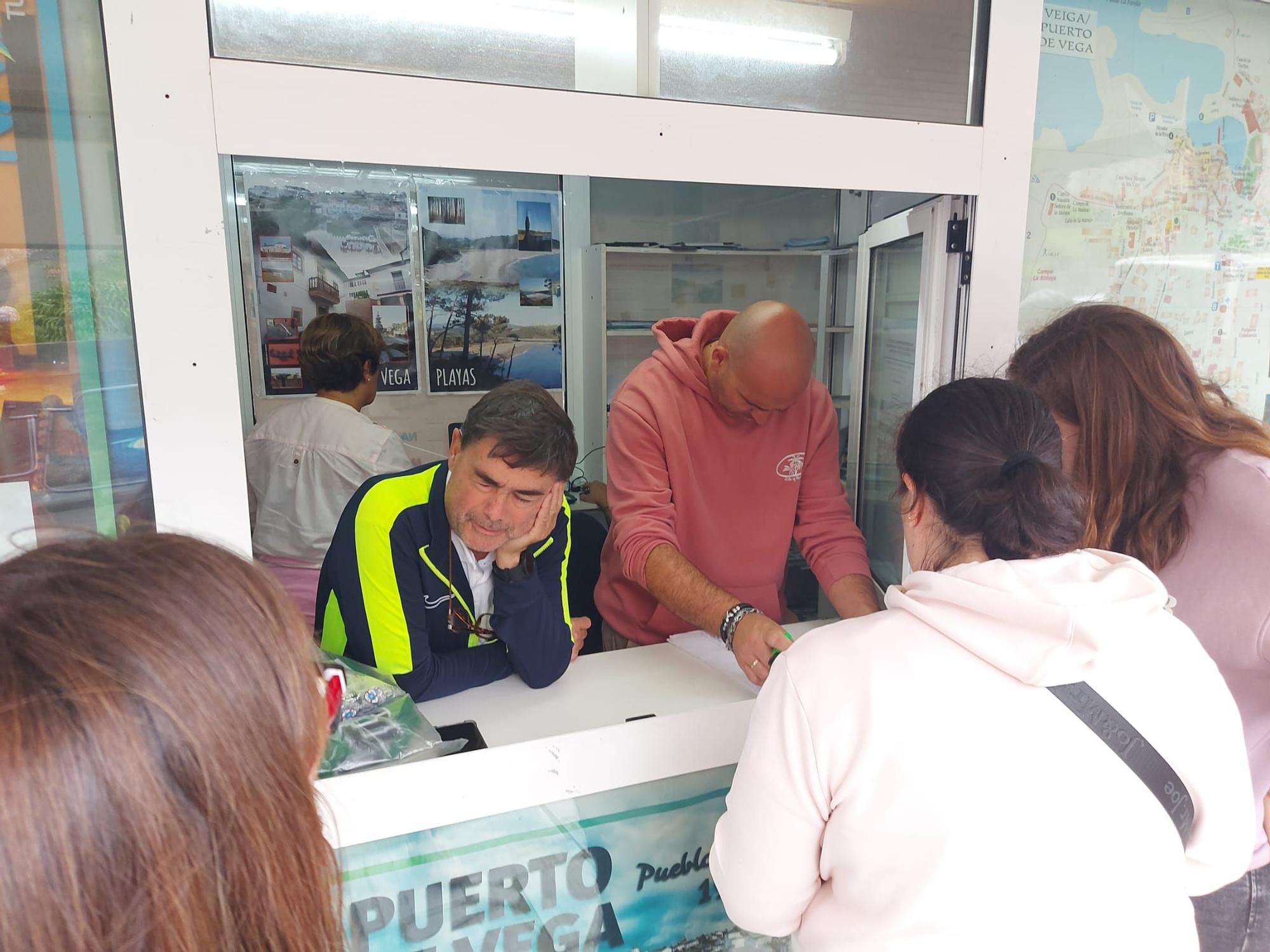 En imágenes: Colas en Puerto de Vega para conseguir una entrada para el partido de la Copa del Rey