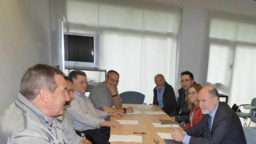 Reunión de la asociación Vino de Calidad de Cangas con el director general de Agroalimentación, Jesús Casas.