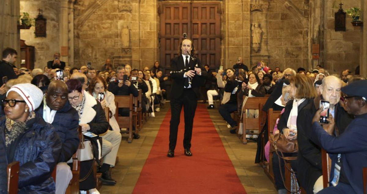 La música del gaiteiro Óscar Ibáñez recibió a los fieles. |  G. Santos