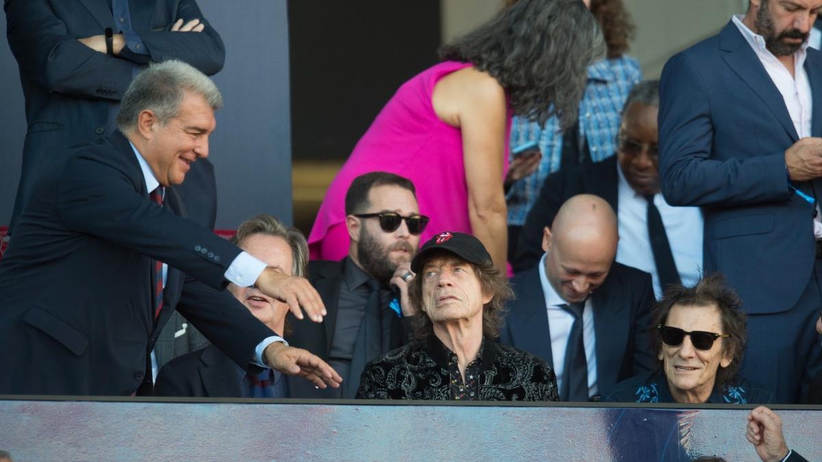 Joan Laporta se acerca a saludar a Mick Jagger y Ron Woods, miembros de los Rolling Stones.