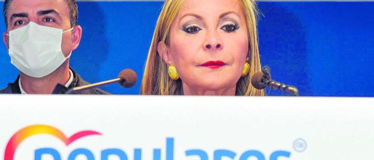 María Australia Navarro y Manuel Domínguez, ayer, durante una rueda de prensa en la sede de la formación en Las Palmas de Gran Canaria.