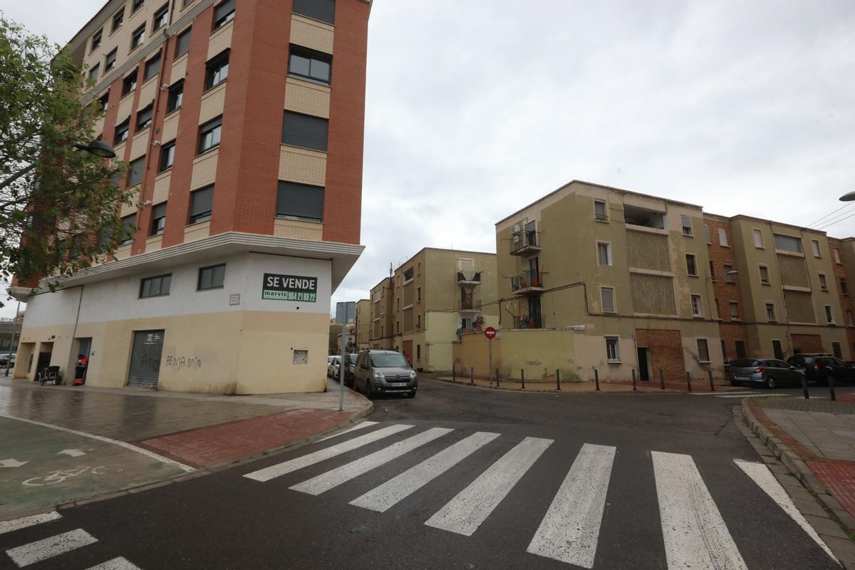 Un edificio más nuevo junto a otro más antiguo.
