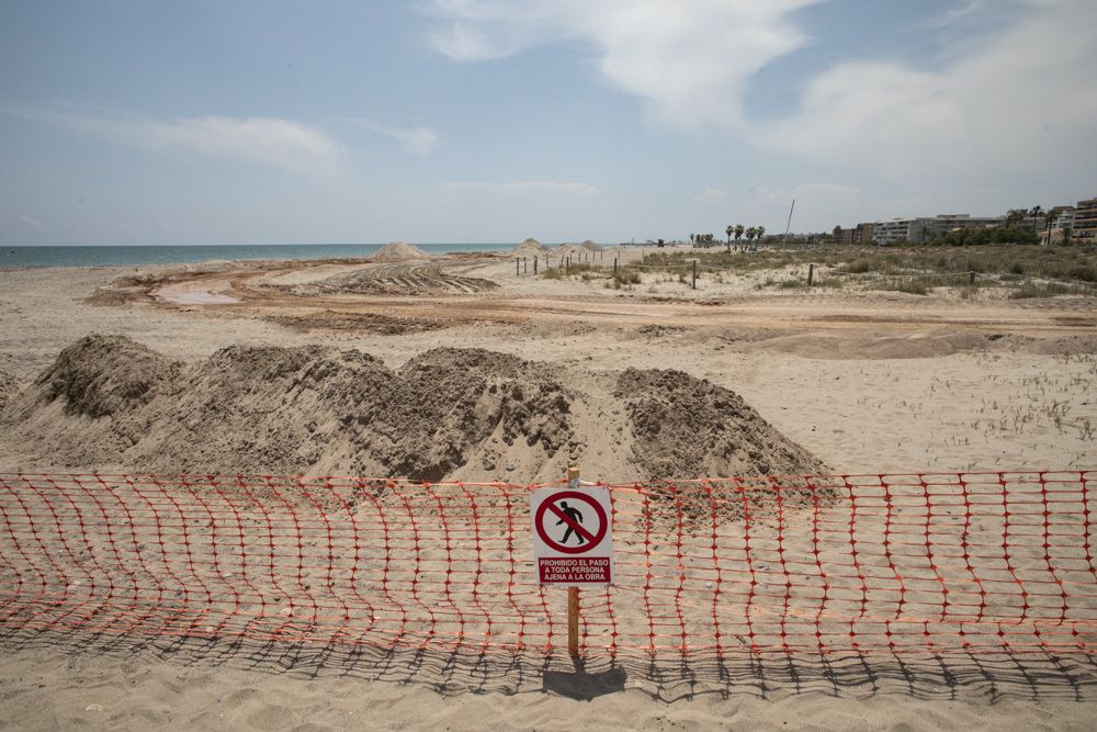 Carrera a contrareloj para tener a punto la playa de Canet d'En Berenguer