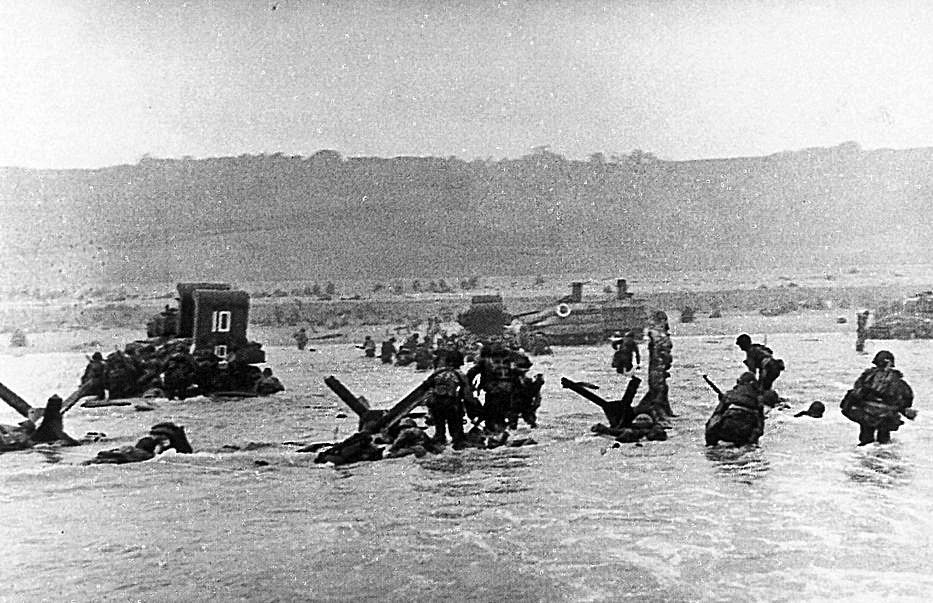 Siete de las famosas «ocho fotos» de los momentos más críticos del desembarco de las tropas norteamericanas en la playa de Omaha.