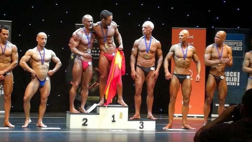 Miguel Pereira, anoche, en lo más alto del podio junto a sus rivales en el Campeonato de Europa de Culturismo Natural WNBB.