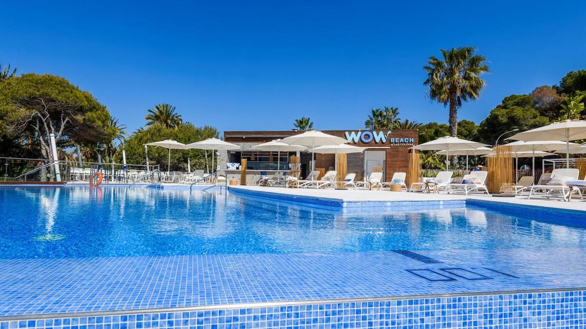 El beach club de Las Colinas Golf &amp; Country Club abre de nuevo sus puertas para invitar a vivir un verano sin horarios rígidos, marcado por largas sobremesas, baños infinitos, cócteles al atardecer y cenas frente al mar.
