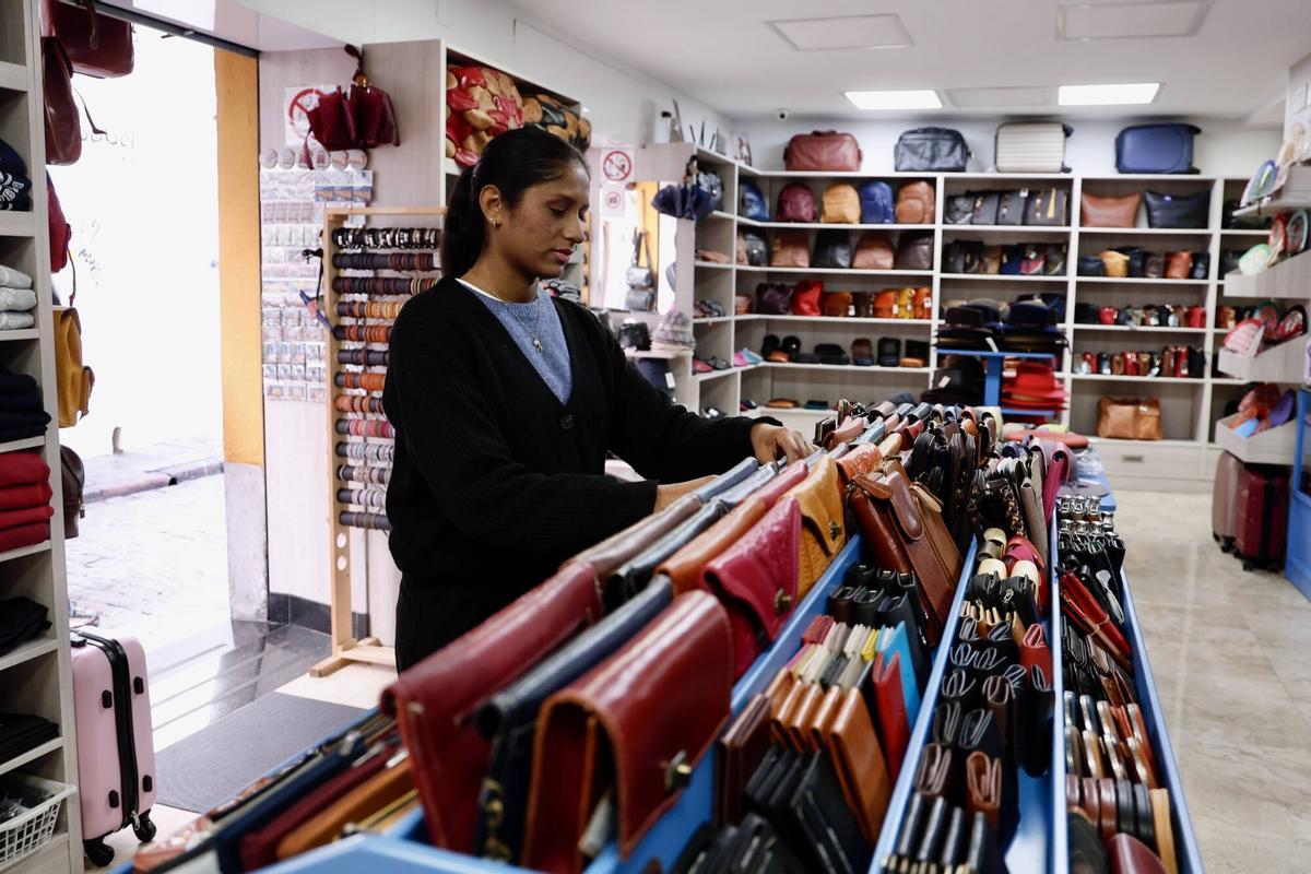Ambiente en los negocios de la Judería, turismo, borrasca, maletas, tiendas, hostelería, terrazas, sol