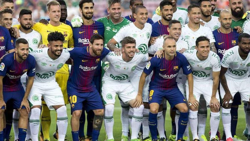 Los jugadores del Chapecoense y el Barcelona, antes de comenzar el partido. // Quique García