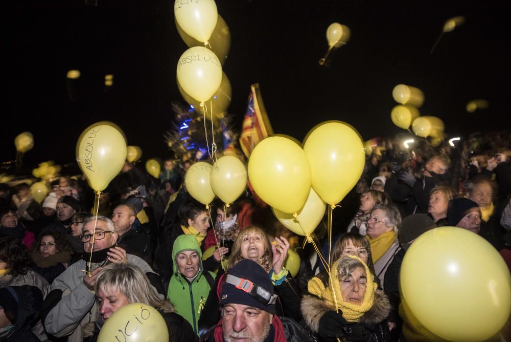 Més de 200 globus grocs acomiaden els presos sobiranistes de Lledoners