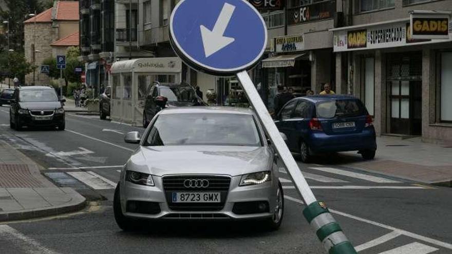 Señal tirada en el cruce de las rúas D y Alcalde Ferreiro. // Bernabé