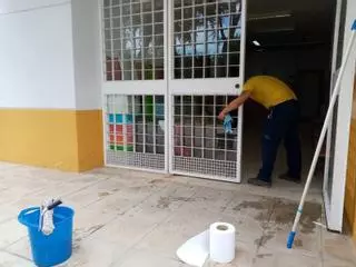 La llegada del nuevo modelo de limpieza a los colegios de Sevilla reaviva la tensión entre el Ayuntamiento y los sindicatos