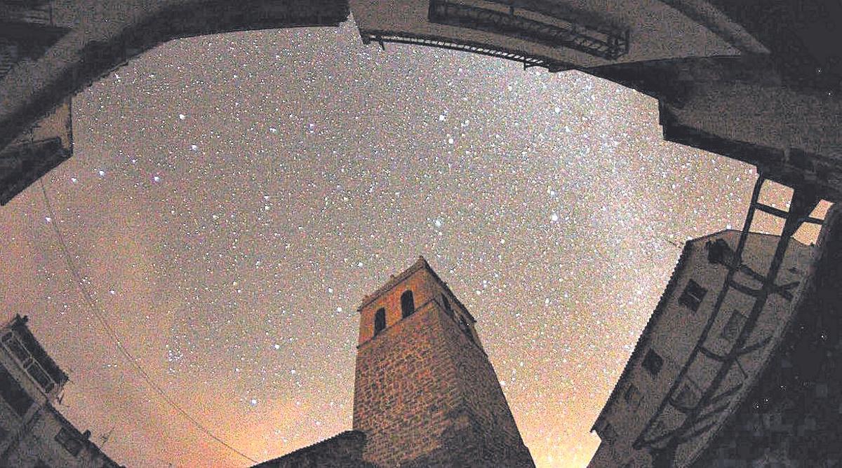 Vista del cielo nocturno en Aras de los Olmos.
