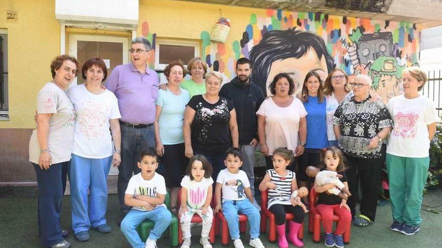 Algunos de los miembros de la primera comunidad de la escuela, con miembros actuales.