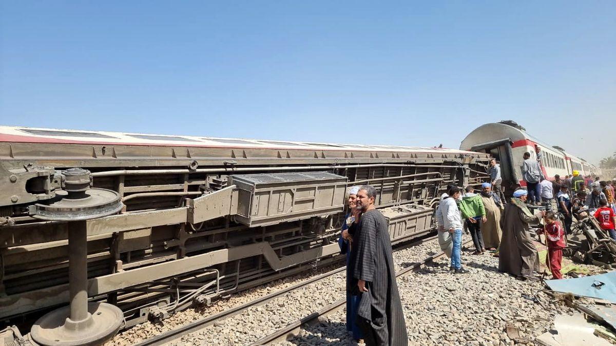 Al menos 32 muertos y 66 heridos en el choque de dos trenes en sur de Egipto