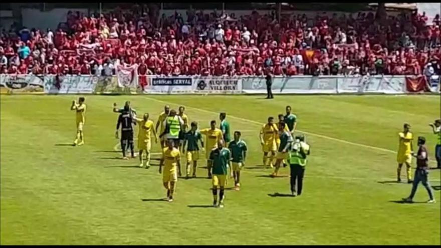 2.500 aficionados felicitan al Real Murcia tras la victoria en La Roda