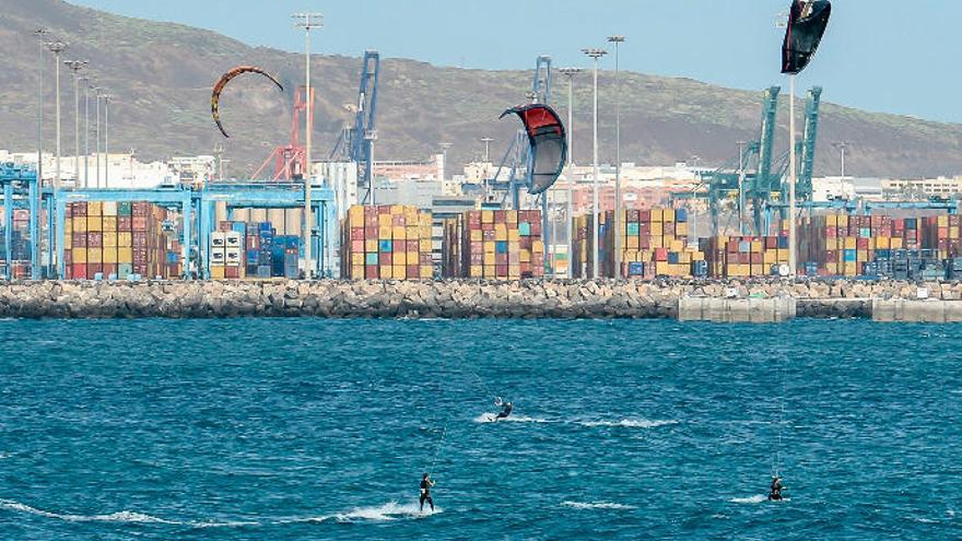 Kitesurf en plena bocana