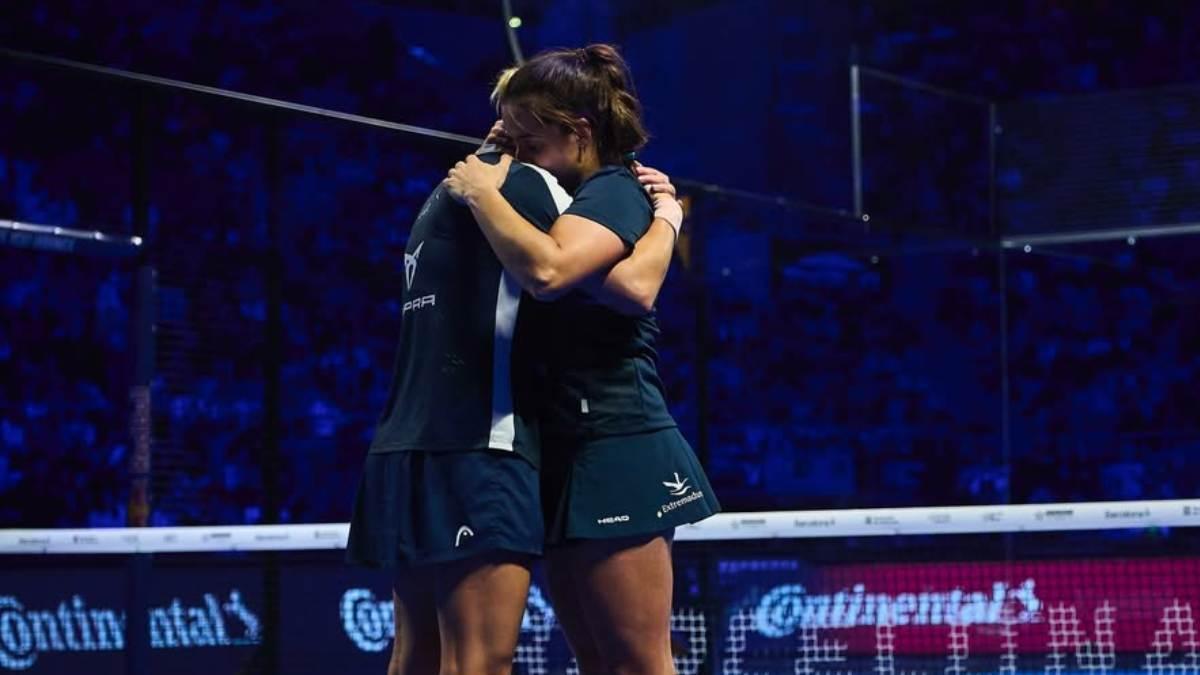 Último abrazo tras el último baile de Ari y Paula