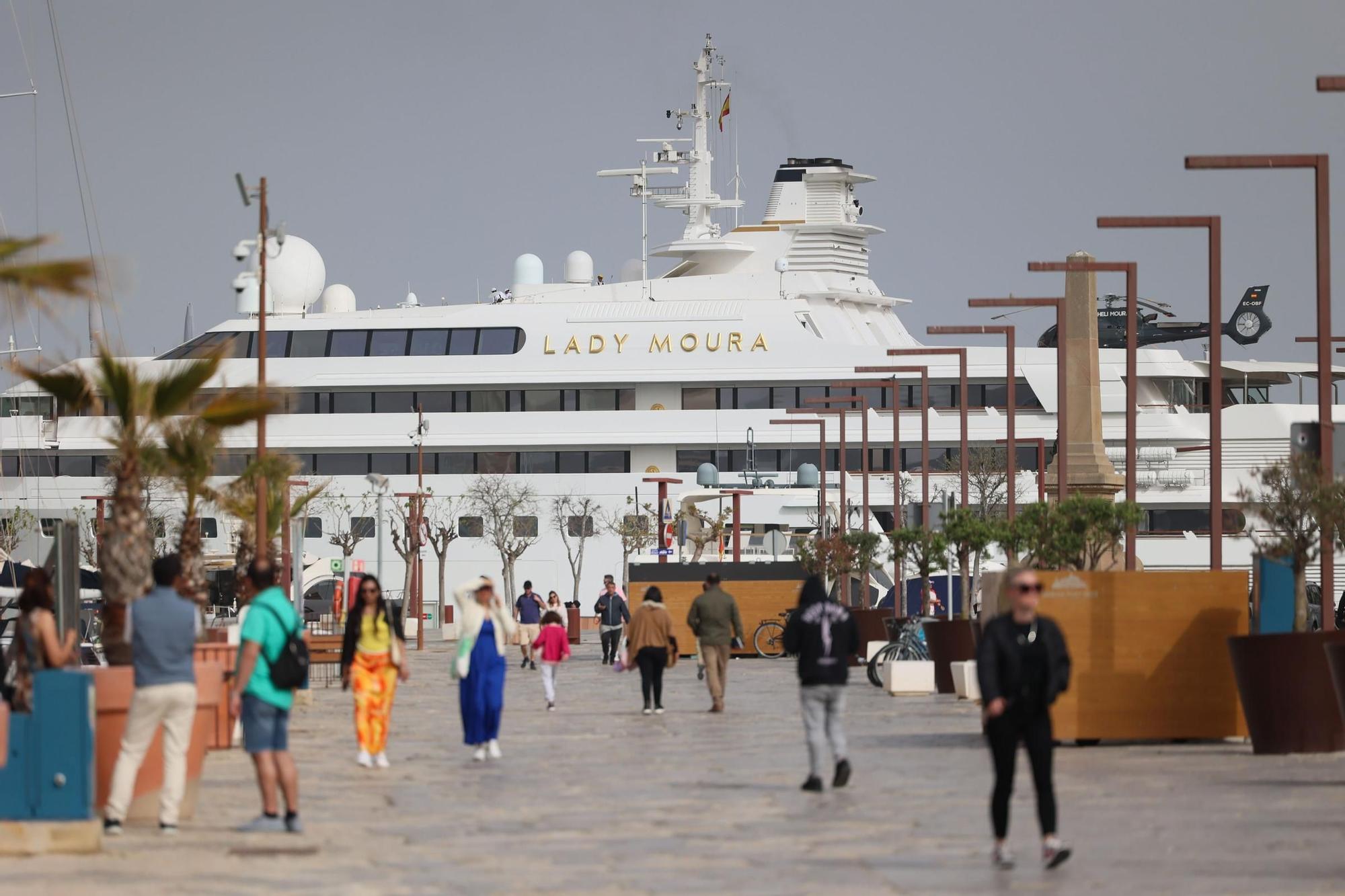 El megayate 'Lady Moura' estrena la temporada en la nueva marina del puerto de Ibiza